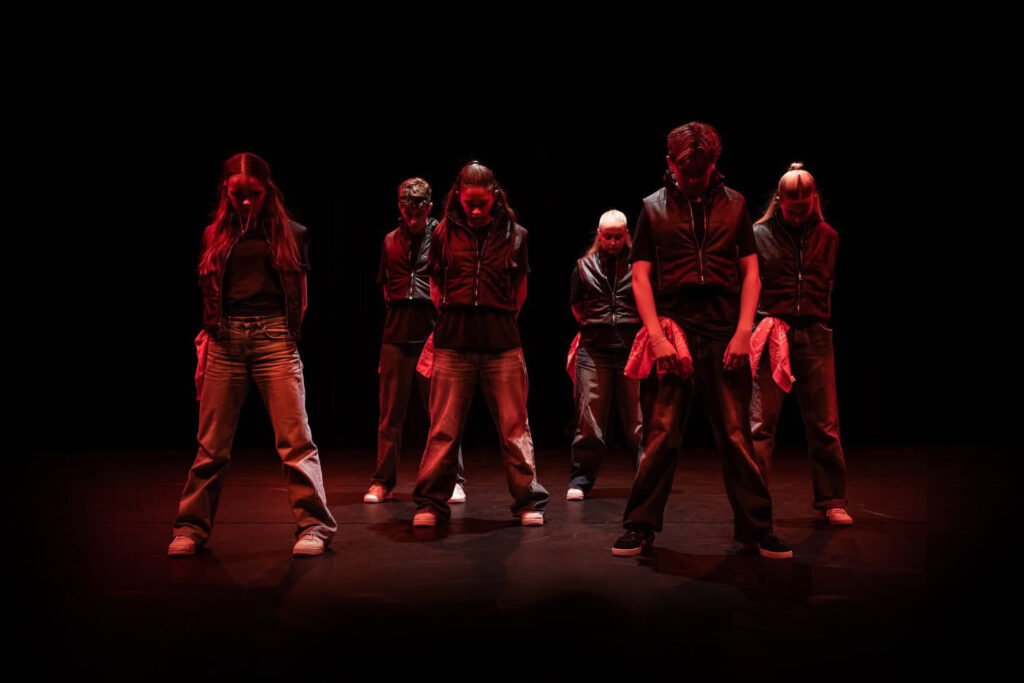Dansare uppträder på scen under Dansmagasinets dansuppvisning på Alströmerteatern i Alingsås den 9 november 2025.